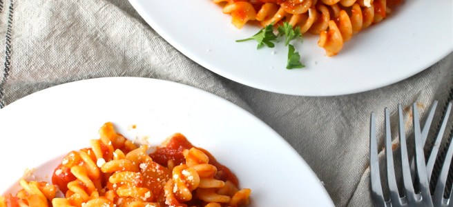 This Easy Tomato Sauce is so simple to prepare and incredibly versatile - a staple in my kitchen! | The Millennial Cook #dinner #easydinner #tomatosauce #italian