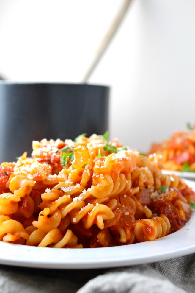 This Easy Tomato Sauce is so simple to prepare and incredibly versatile - a staple in my kitchen! | The Millennial Cook #dinner #easydinner #tomatosauce #italian