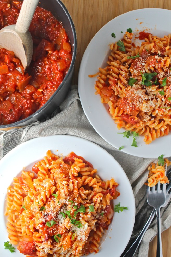 This Easy Tomato Sauce is so simple to prepare and incredibly versatile - a staple in my kitchen! | The Millennial Cook #dinner #easydinner #tomatosauce #italian