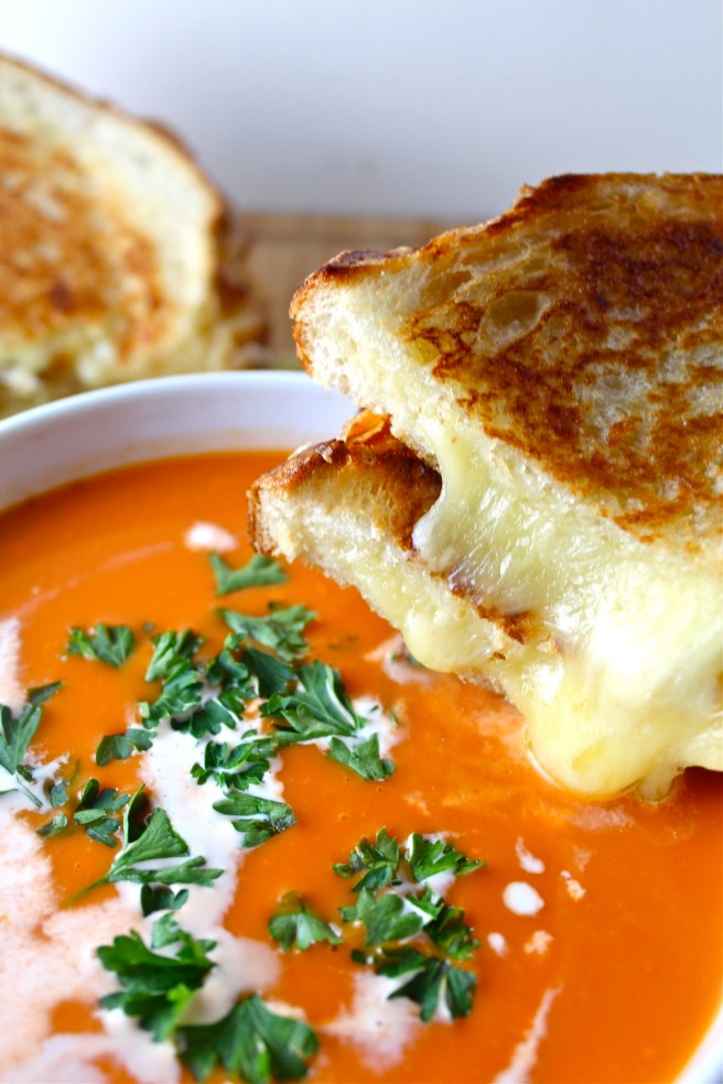 This Easy Grilled Cheese is loaded with toasty, melty cheese! | The Millennial Cook #sandwich #cheese #grilledcheese #easydinner