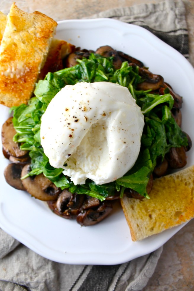 This Mushroom & Burrata Salad is loaded with creamy, sumptuous cheese and buttery, sautéed mushrooms - the dish of my dreams! | The Millennial Cook #salad #arugula #mushroom #burrata #italian