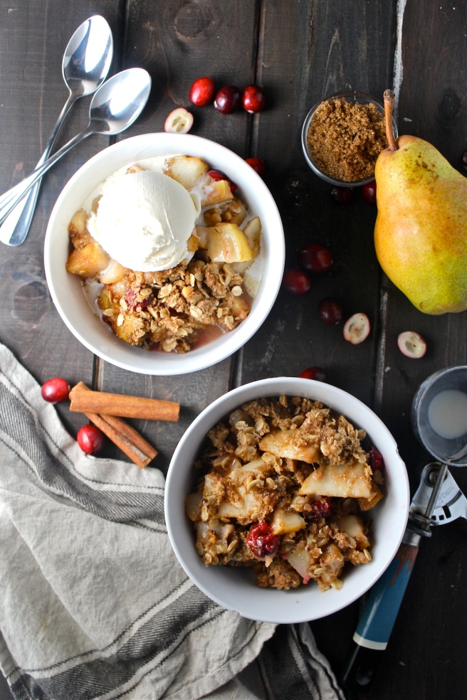This Pear Cranberry Crisp is simply delicious - the combination of sweet, juicy pears and tart fresh cranberries is perfect for fall! | The Millennial Cook #fallrecipe #crisp #pear #cranberry