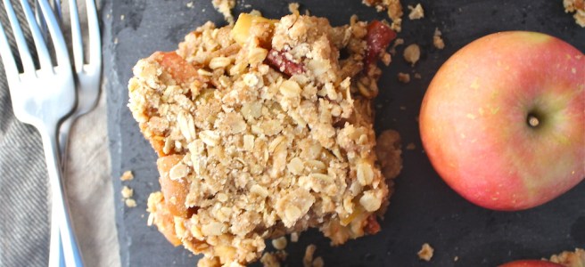 These Spiced Apple Pie Bars are loaded with brown sugar, cinnamon, and hearty oatmeal - they’re the epitome of fall! | The Millennial Cook #fallrecipe #applepie #piebars #apple #cinnamon #oats