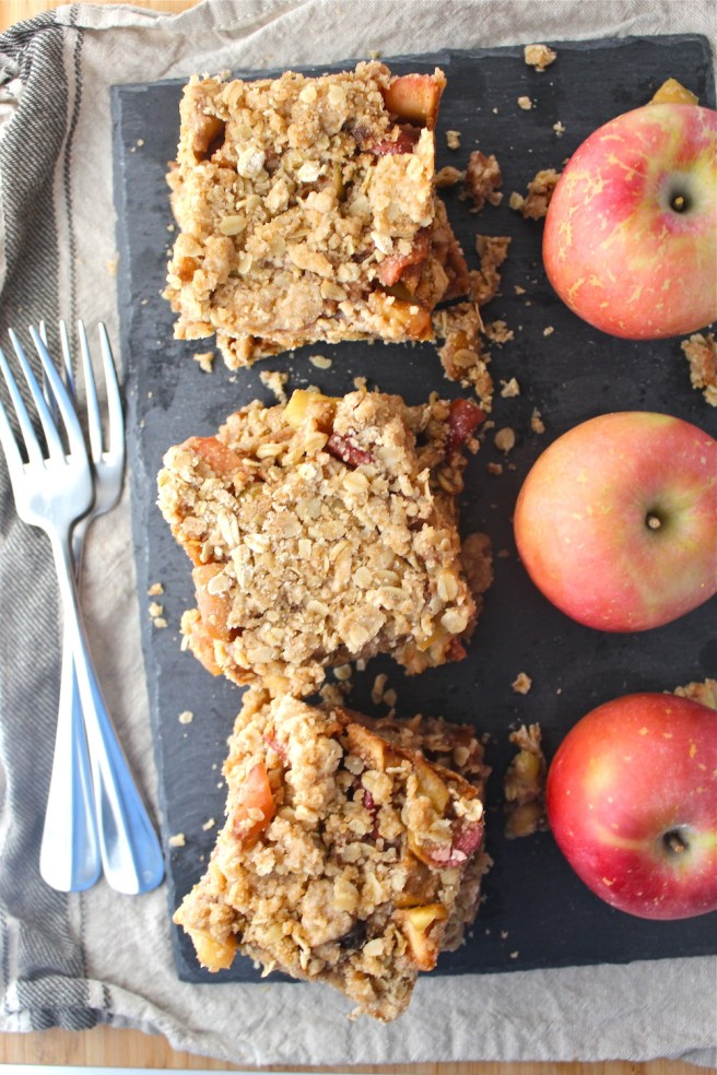 These Spiced Apple Pie Bars are loaded with brown sugar, cinnamon, and hearty oatmeal - they’re the epitome of fall! | The Millennial Cook #fallrecipe #applepie #piebars #apple #cinnamon #oats