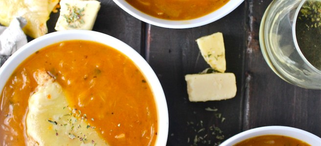 This French Onion Soup is loaded with caramelized onions, rich beef broth, and ample gruyere cheese - the perfect comforting dish for a cold winter evening! | The Millennial Cook #frenchonionsoup #winterrecipe #french