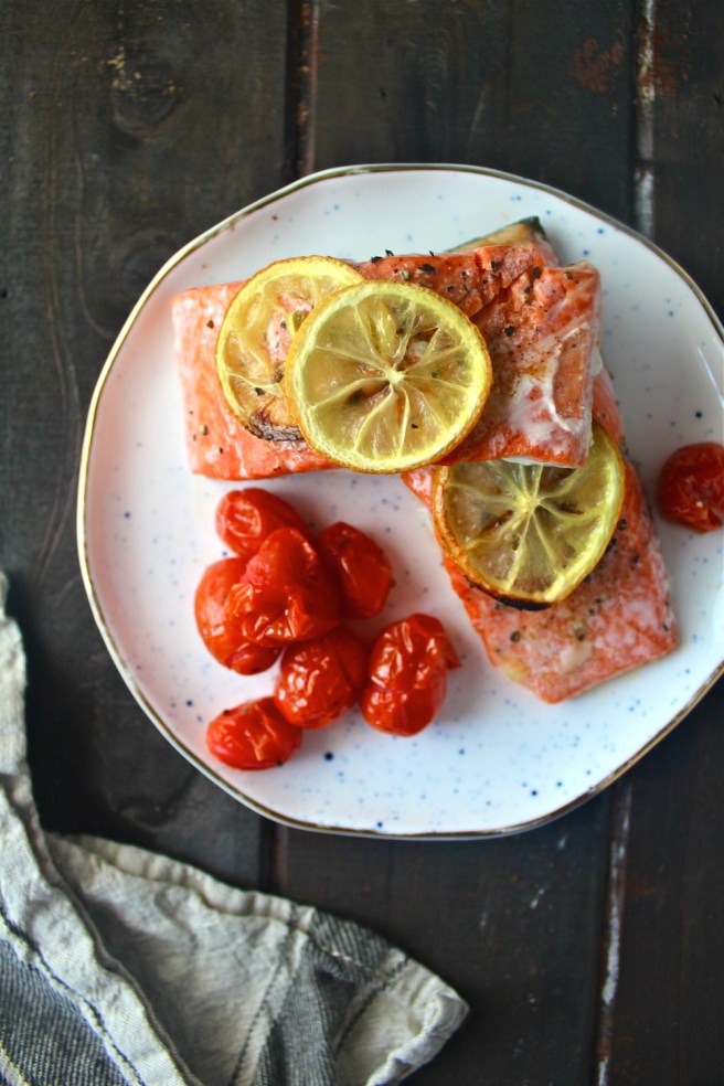 This Lemon Tomato Baked Salmon is my favorite quick and healthy one-pan dinner! | The Millennial Cook #salmon #tomato #lemon #onepandinner