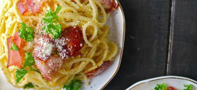 This Pasta Carbonara - with bacon, parmesan, and a creamy egg sauce - is one of my favorite go-to dinners! | The Millennial Cook #pasta #bacon #egg #parmesan #carbonara #pastacarbonara