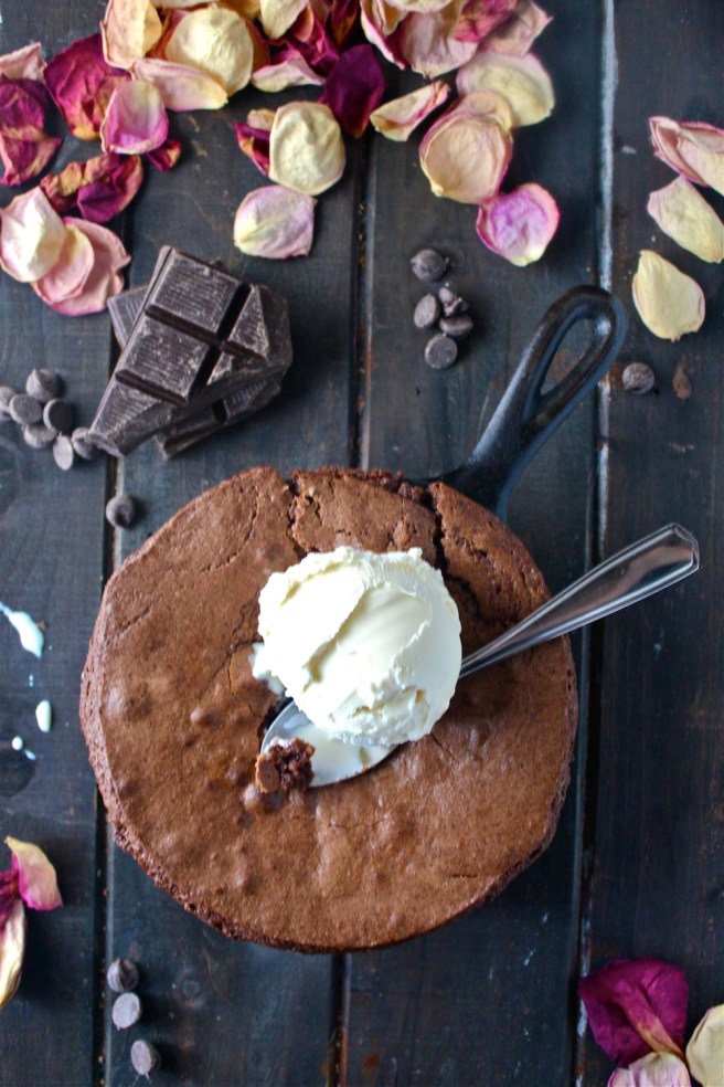 This Skillet Brownie For Two is a decadent chocolate treat that’s so fun and romantic! | The Millennial Cook #brownie #chocolate