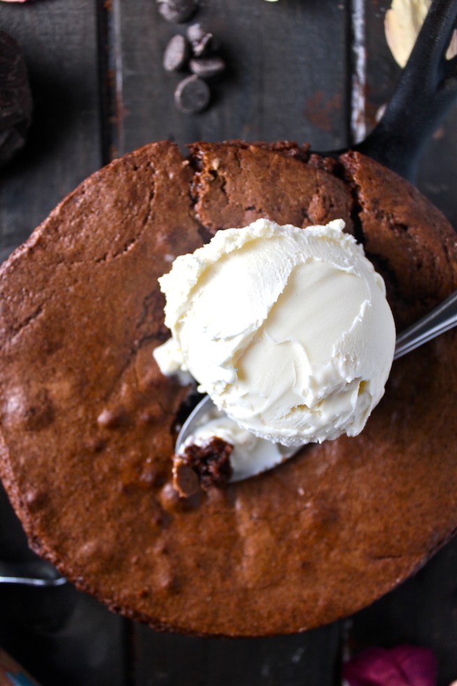 This Skillet Brownie For Two is a decadent chocolate treat that’s so fun and romantic! | The Millennial Cook #brownie #chocolate