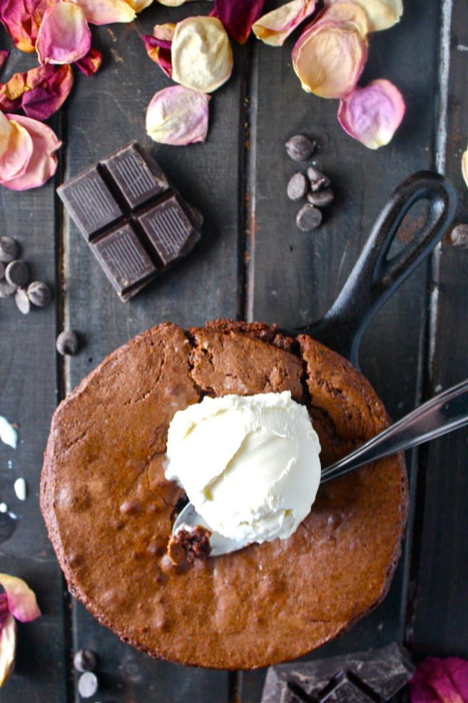 This Skillet Brownie For Two is a decadent chocolate treat that’s so fun and romantic! | The Millennial Cook #brownie #chocolate
