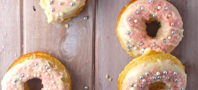 These Sweet Vanilla Baked Doughnuts are such a cute and fun breakfast treat! | The Millennial Cook #vanilla #doughnuts #bakeddoughtnuts
