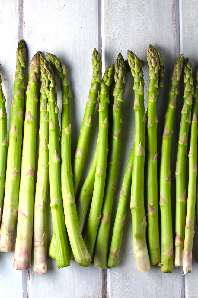 This Asparagus & Ricotta Flatbread is light, fresh, tangy, sweet, and creamy! | The Millennial Cook #springrecipe #pizza #asparagus #lemon #ricotta