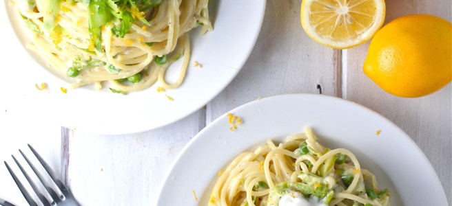 This Lemony Asparagus Pasta - with bright green peas and creme fraiche - is an easy and elegant dinner for spring! | The Millennial Cook #springrecipe #pasta #asparagus #lemon