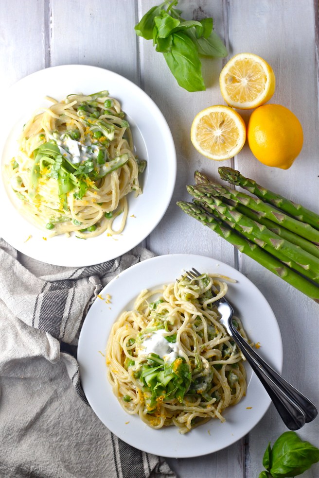This Lemony Asparagus Pasta - with bright green peas and creme fraiche - is an easy and elegant dinner for spring! | The Millennial Cook #springrecipe #pasta #asparagus #lemon