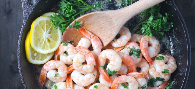 This Garlic Lemon Butter Shrimp is a simple yet decadent ten minute dinner! | The Millennial Cook #shrimp #seafood #garlic #lemon