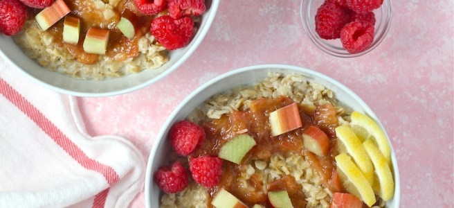 This Sweet Maple Rhubarb Oatmeal is an amazing warm and cozy breakfast! | The Millennial Cook #spring #springrecipe #breakfast #oatmeal #rhubarb #maple