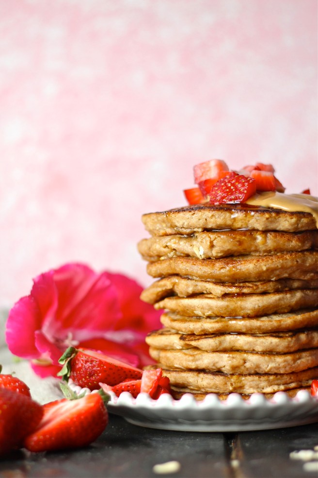 These Whole Wheat Oatmeal Blender Pancakes are a delicious breakfast you can whip up in minutes! | The Millennial Cook #breakfast #brunch #pancakes #wholewheat #oatmeal